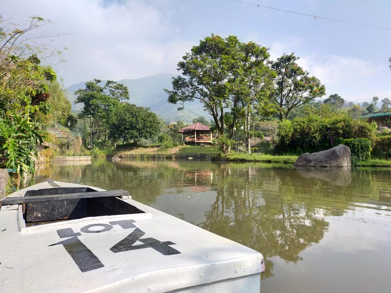 Villa Bukit Danau Lot 14 Cinengangirang Buitenkant foto